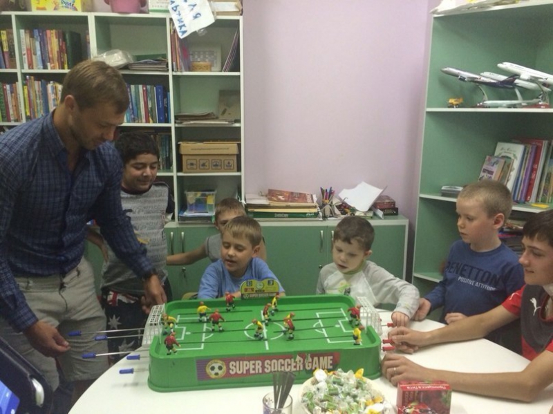 Дмитрий Сычев играет с детьми